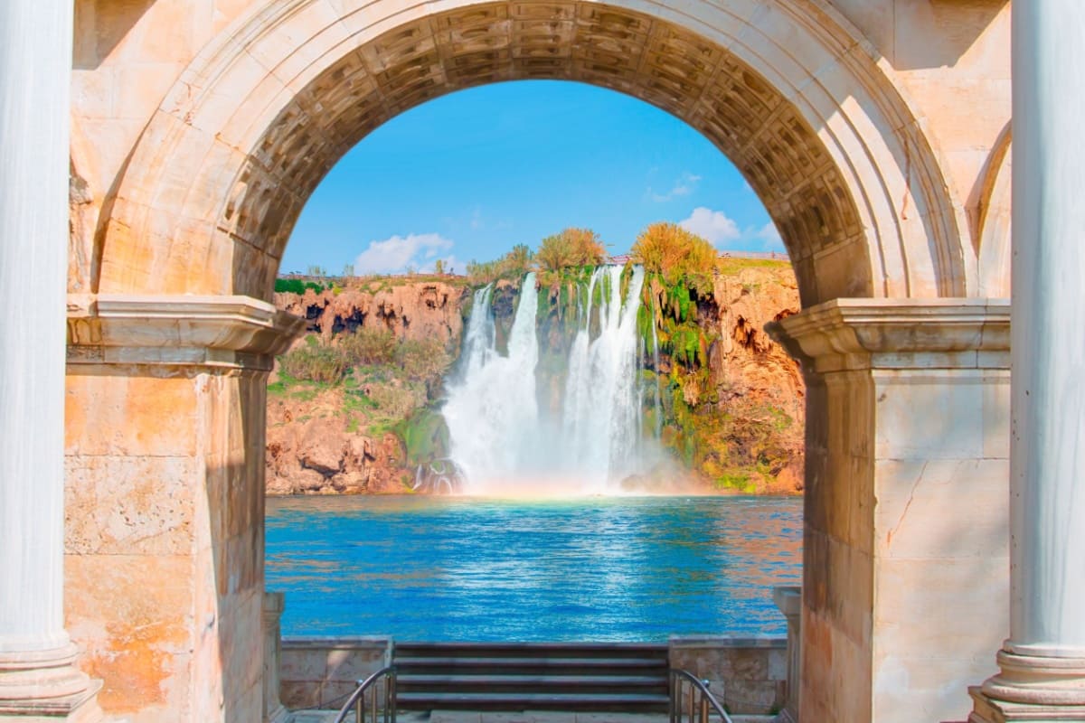 Poarta lui Hadrian, in Antalya, Turcia, cascada Duden pe fundal - photo 1